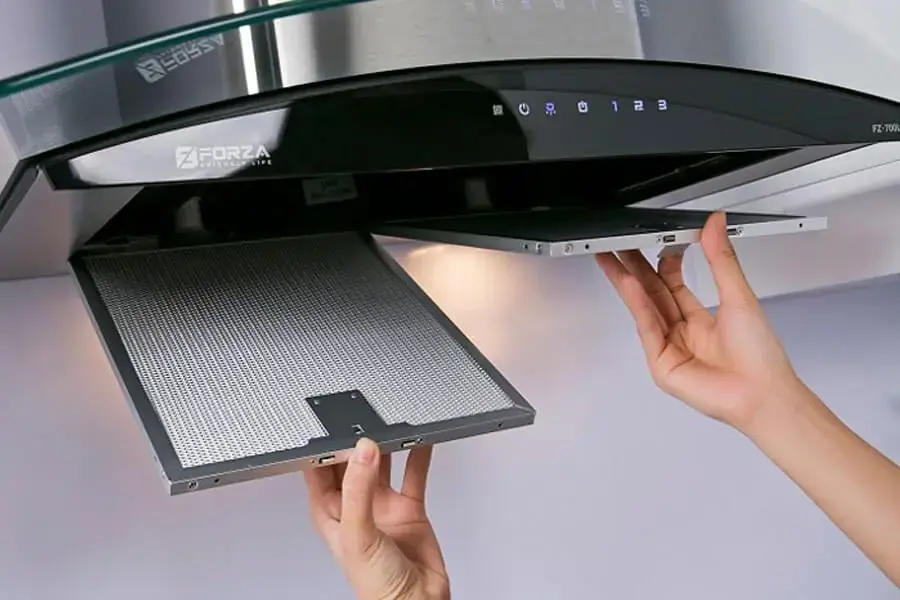 Công đoạn đầu tiên khi vệ sinh máy hút mùi là tháo tấm lưới lọc dầu mỡ (nguồn: hc.com.vn)