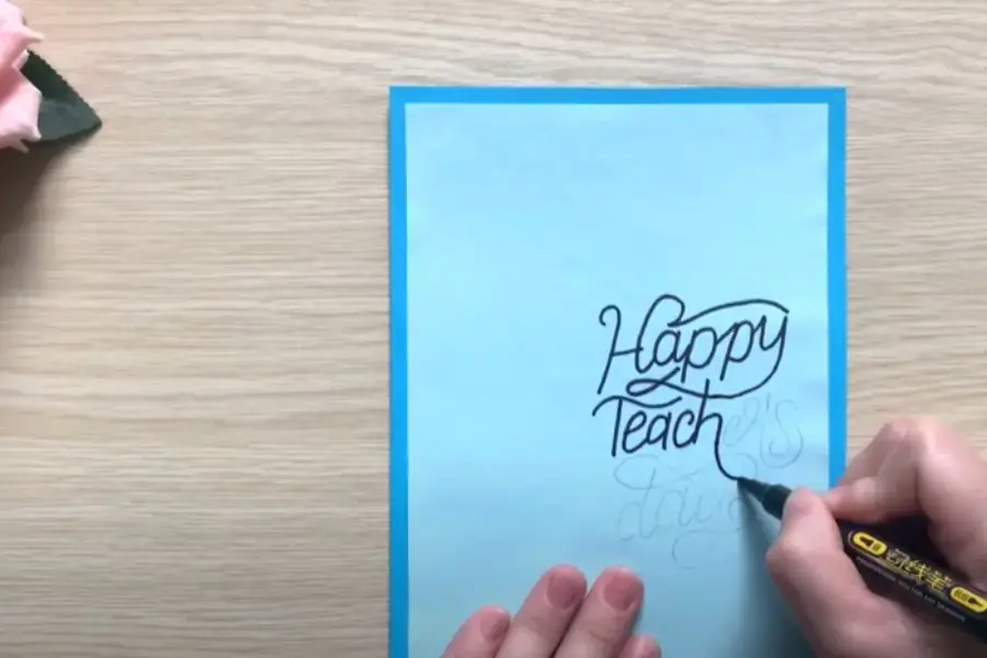 Viết trang trí chữ hoa văn đặc biệt cho bìa của tấm thiệp.