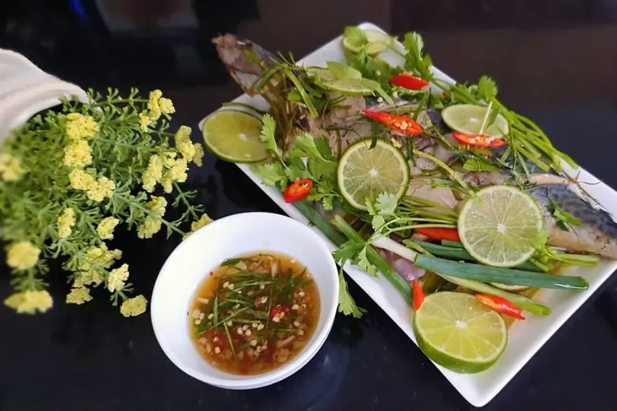 Cá saba hấp gừng, riềng, sả luôn giữ được vị thơm, ngọt của cá.