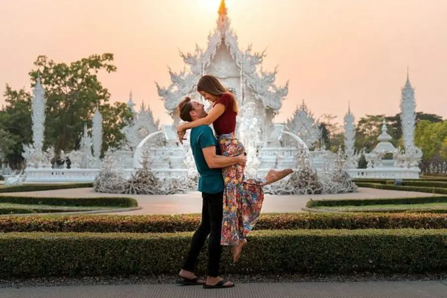 Một chuyến du lịch nước ngoài dài ngày sẽ làm khắng khít tình cảm đôi lứa hơn.
