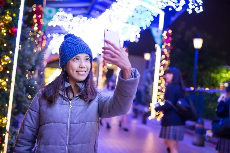 Tận dụng ánh sáng của đèn LED trang trí Noel để chụp ảnh.