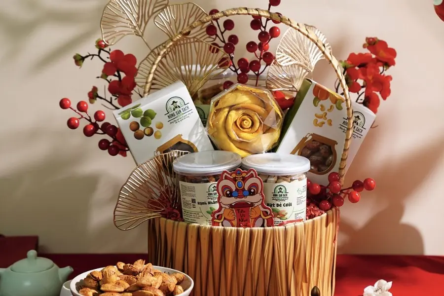 Giỏ trái cây và hạt dinh dưỡng là món quà Trung Thu thiết thực, phù hợp để biếu tặng người thân hoặc đối tác.