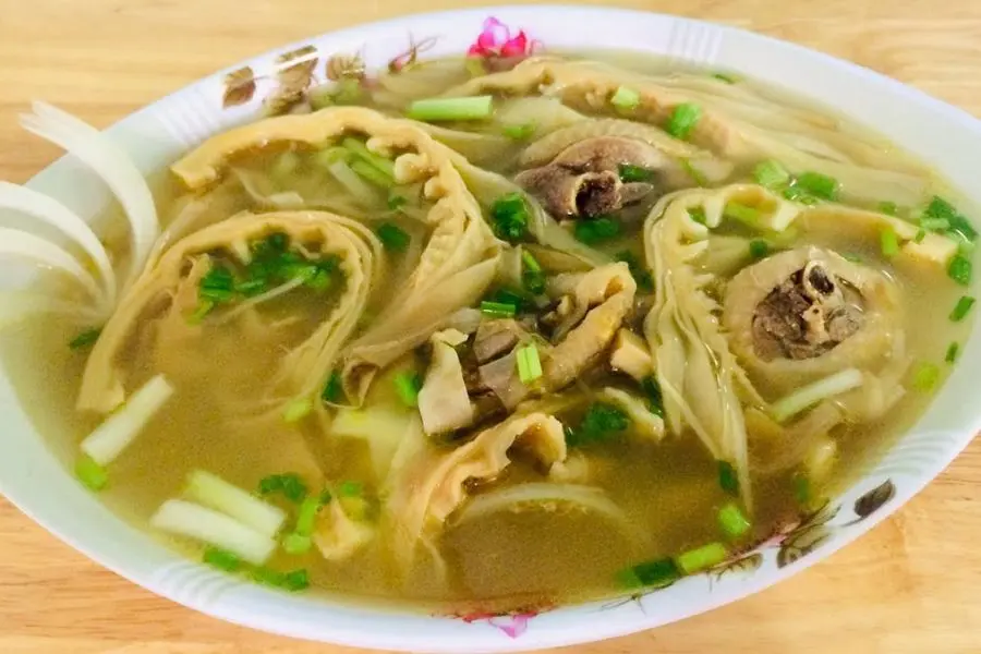 Món canh măng ngày Tết nấu cùng thịt gà vàng ươm, ngọt mềm được nhiều người yêu thích.