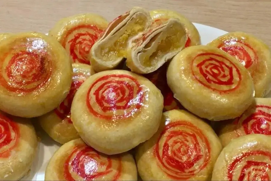 Bánh pía chay nhân đậu xanh thơm ngon và hấp dẫn.