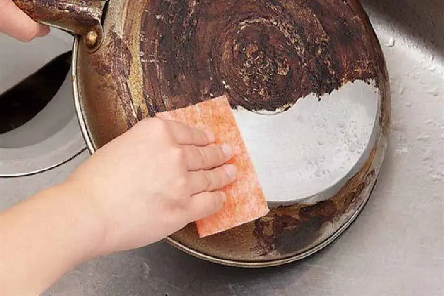 Vệ sinh nồi thường xuyên là một cách xử lý bếp ga bị đen nồi (nguồn: Kocher.vn)