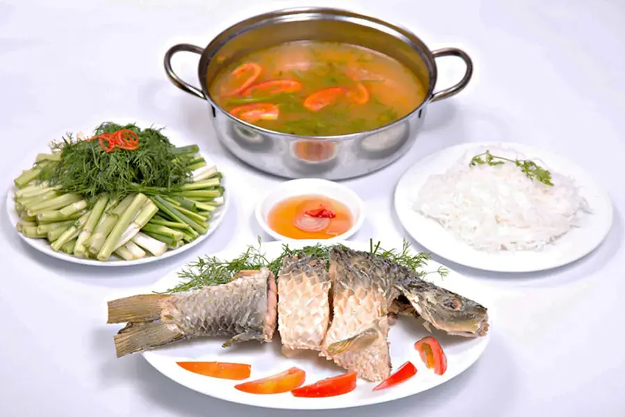 Lẩu cá chép có thể ăn kèm các loại rau cần, rau thì là, rau muống, cải cúc…