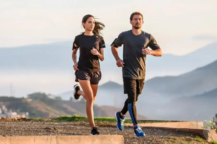 Chạy bộ giúp đốt cháy calo hiệu quả.