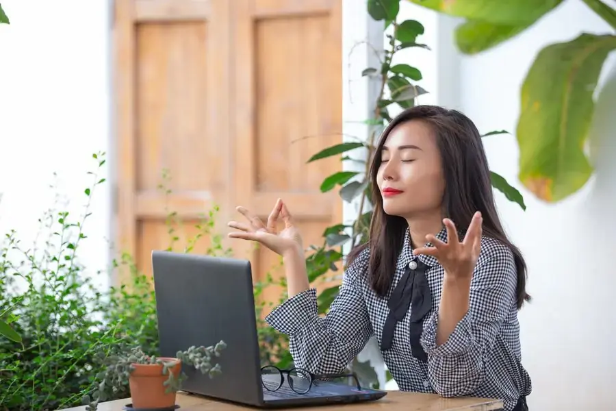 Hít thở sâu giúp giảm căng thẳng và tinh thần thoải mái hơn