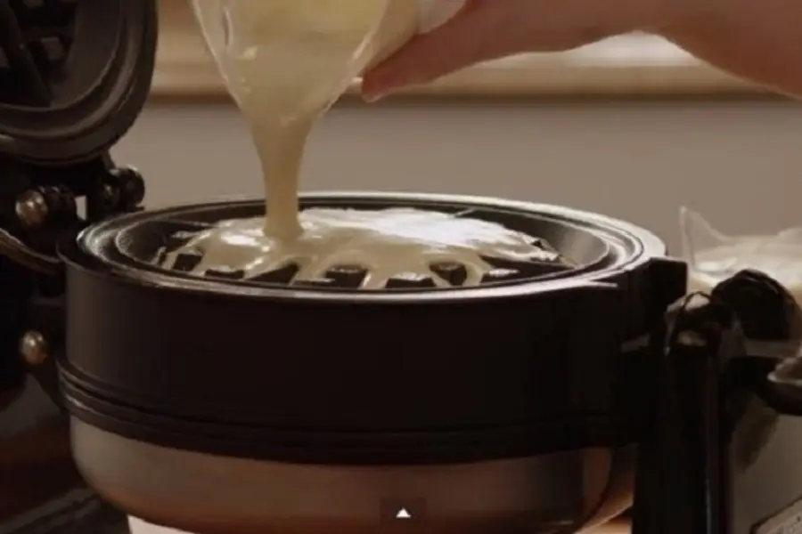 Đổ bột lên khuôn bánh waffle