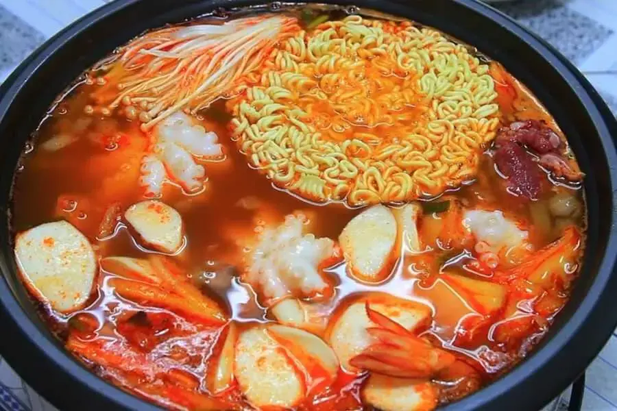 Lẩu kim chi được yêu thích nhờ vào vị cay cay tê tê đặc trưng và vị ngọt đậm đà 