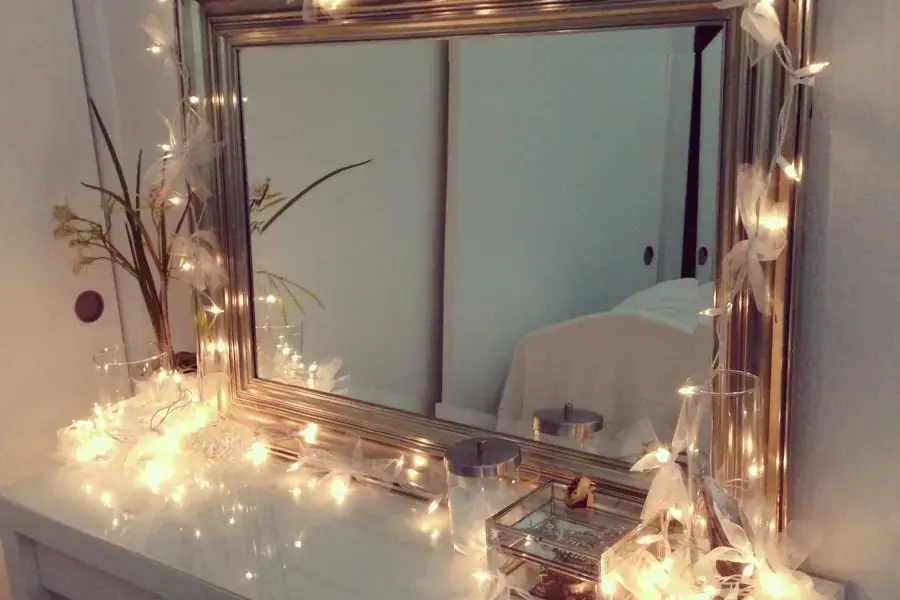 Treo dây đèn LED xung quang gương là cách đơn giản nhất nhưng vẫn không kém bắt mắt (Nguồn: Pinterest)