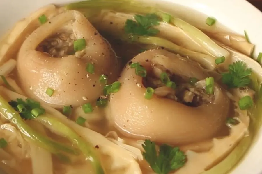 Canh măng ngày Tết nấu cùng xương, móng giò béo ngậy, thơm ngon hấp dẫn.