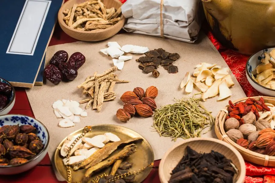 Dùng thuốc bắc để xông nhà.