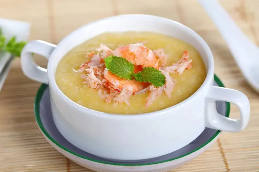 Cháo là món rất dễ ăn, dễ nấu, cung cấp cho bé các chất dinh dưỡng cần thiết
