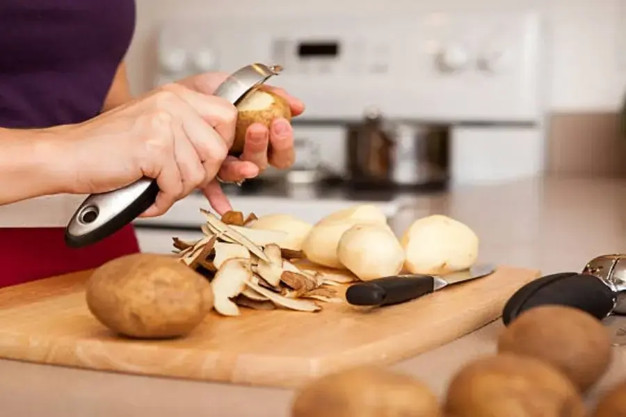 Bạn cần lưu ý gọt sạch vỏ trước khi sử dụng