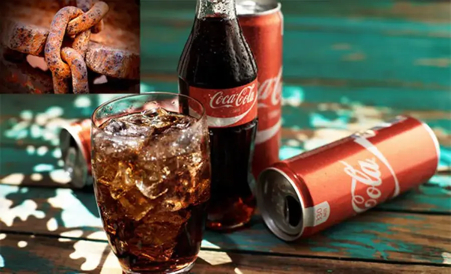 Đổ một ít coca lên vết rỉ sét, dùng vải lau (labvietchem.vn)