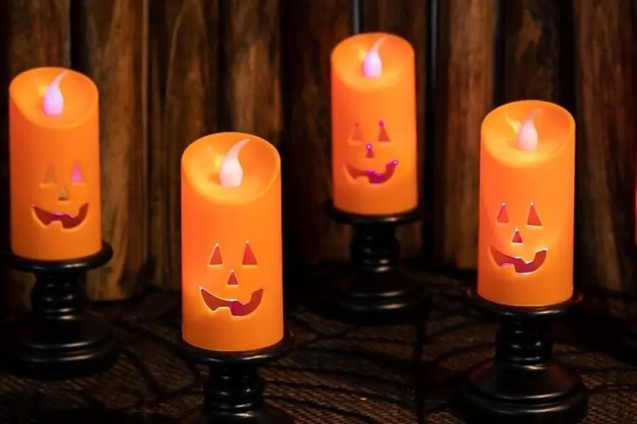 Nến là phụ kiện không thể thiếu trong dịp Halloween.