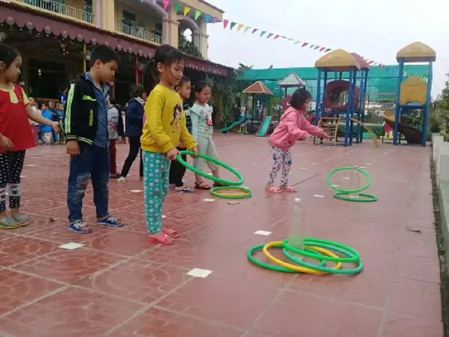 Ném vòng là một trong những trò chơi dân gian rèn luyện tính khéo léo và tập trung cho người chơi.