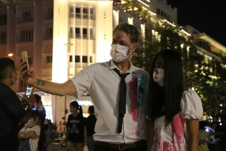 Người dân hoạt động tích cực và đông đúc ở phố Nguyễn Huệ trong đêm Halloween.