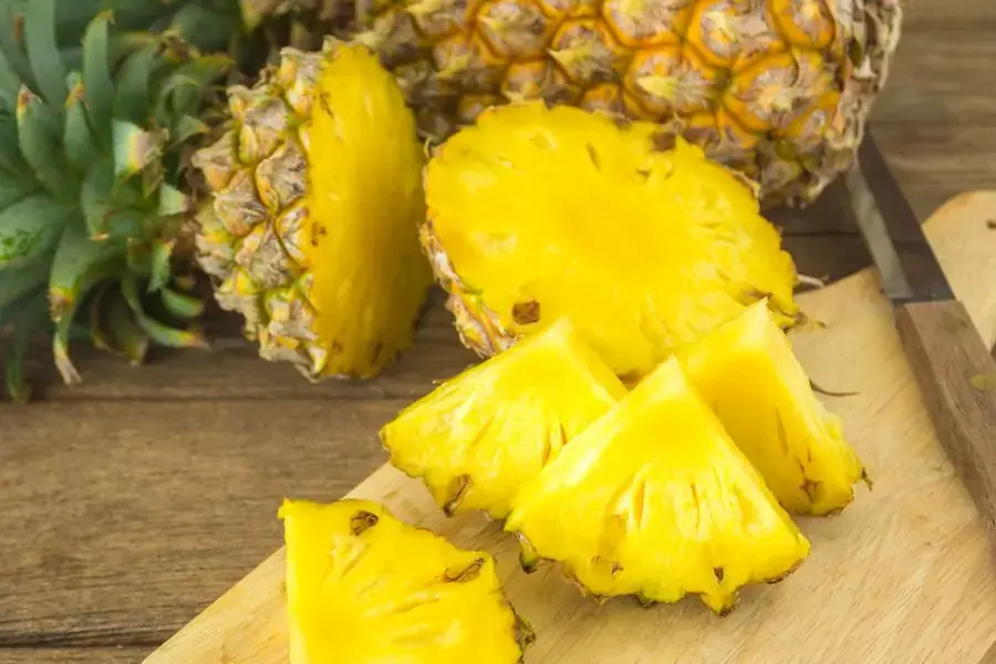 Dứa có các chất điện giải, giúp hạn chế tình trạng suy nhược khi ăn kiêng