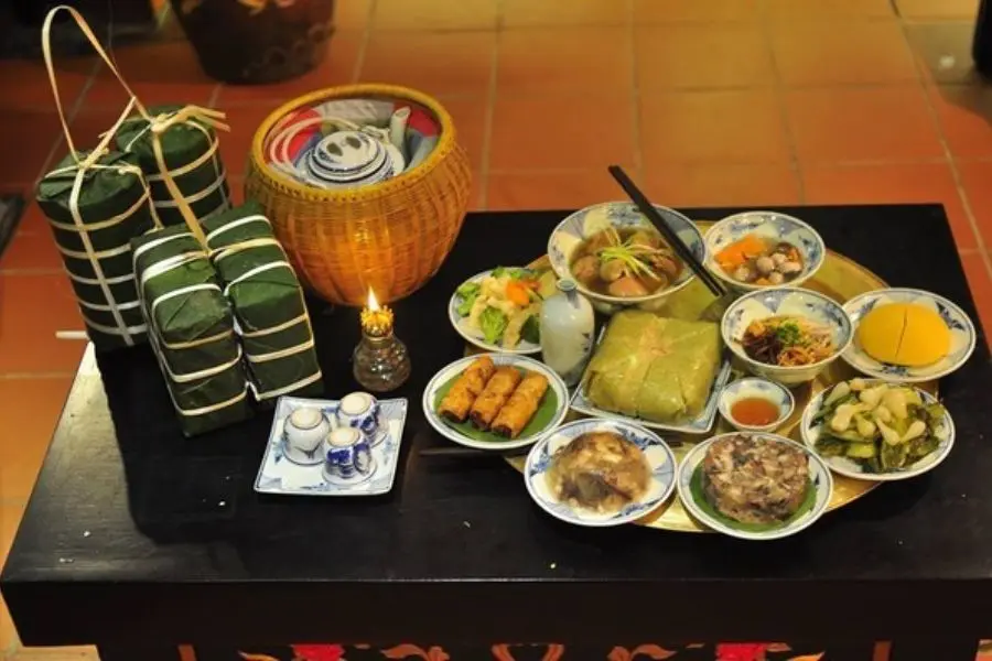 Mâm cỗ ngày Tết miền Trung được sắp xếp chu đáo, tươm tất.