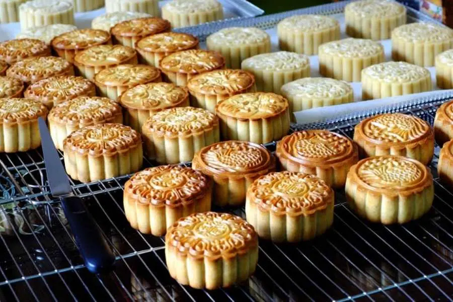 Cần làm nóng lò với nhiệt độ 200 độ C trong 10 phút trước khi nướng.