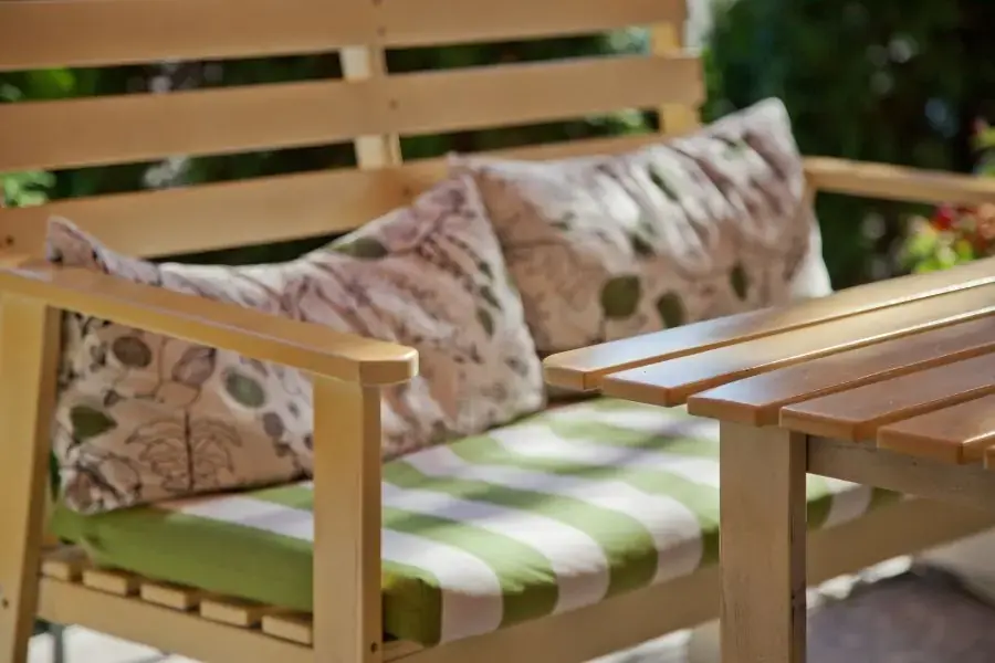 Sử dụng gỗ pallet để tạo ra những bộ ghế, dụng cụ đựng đồ đặt tại ban công