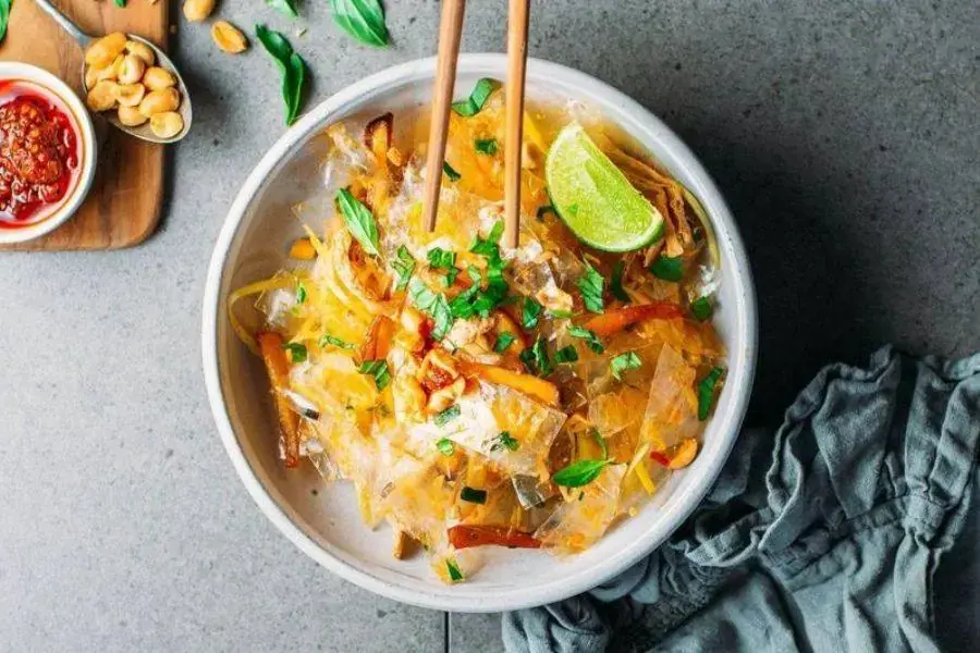 Hạn chế ăn bánh tráng trộn có quá nhiều thành phần phụ.