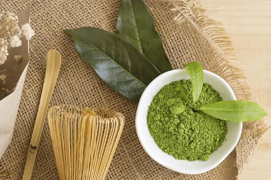 Trộn bột trà xanh cùng bột nghệ sẽ giúp tạo nên hỗn hợp trị mụn bọc hiệu quả.