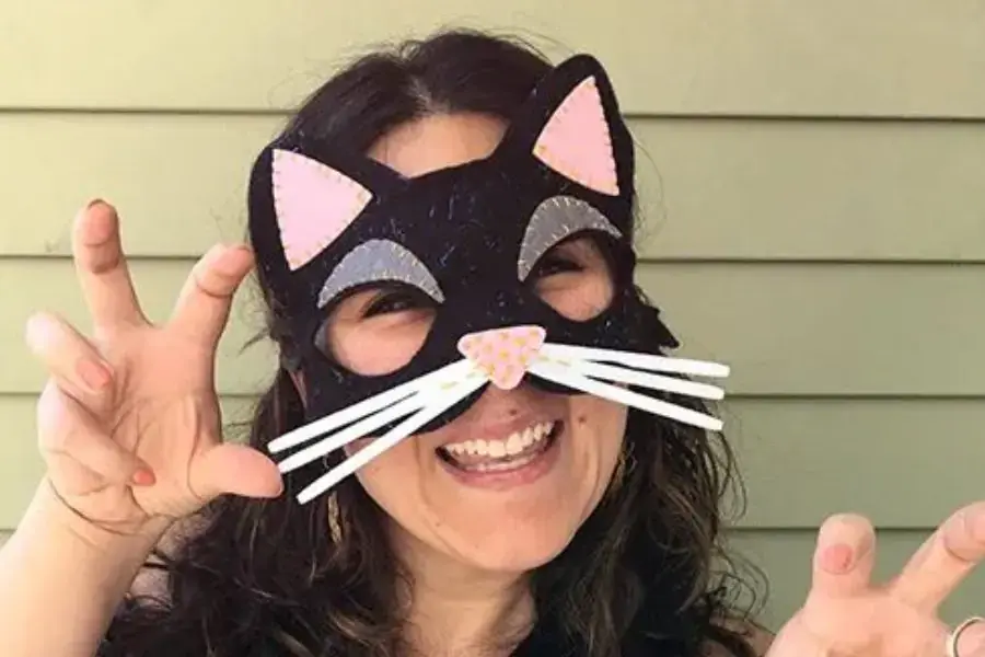 Mặt nạ halloween hình chú mèo thích hợp cho những cô nàng đáng yêu.