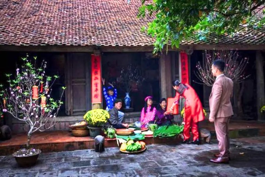 Người xông đất thường mang theo một số vật mang ý nghĩa may mắn như: cành đào, cành mai, dưa hấu, bao lì xì,...