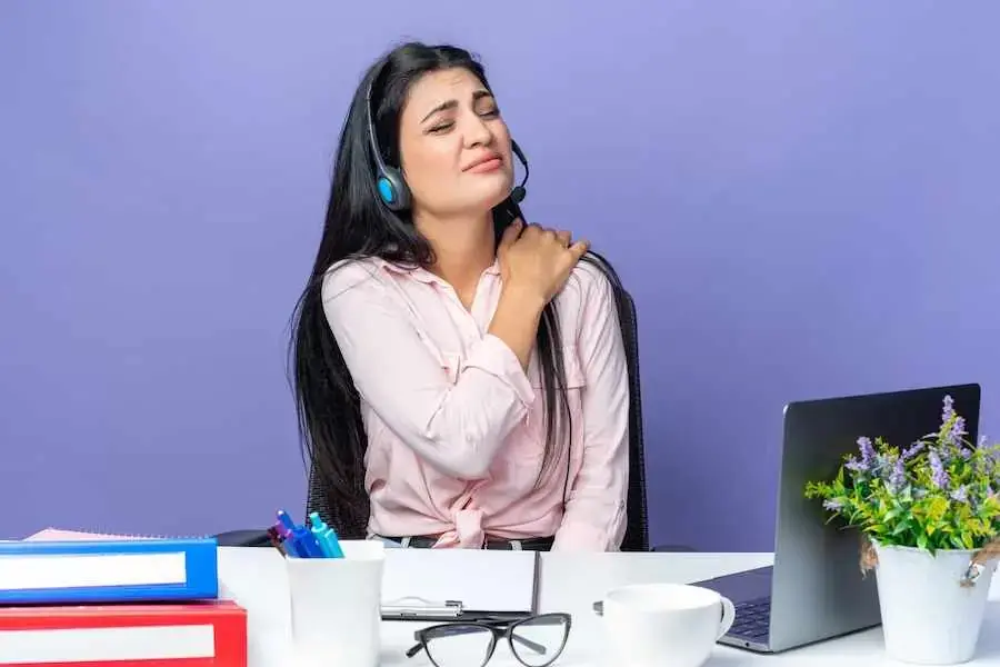 Ngồi trước màn hình máy tính quá lâu gây ra đau mỏi cổ vai gáy