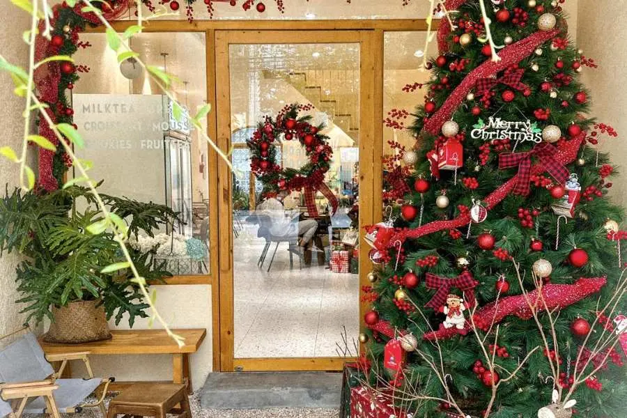 Sugar Cake & Tea Bình Dương là một không gian nhỏ xinh, ấm cùng dành cho bạn và người thân trong dịp Noel.