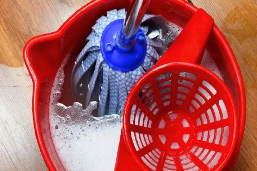 ngâm cây lau nhà với xà phòng