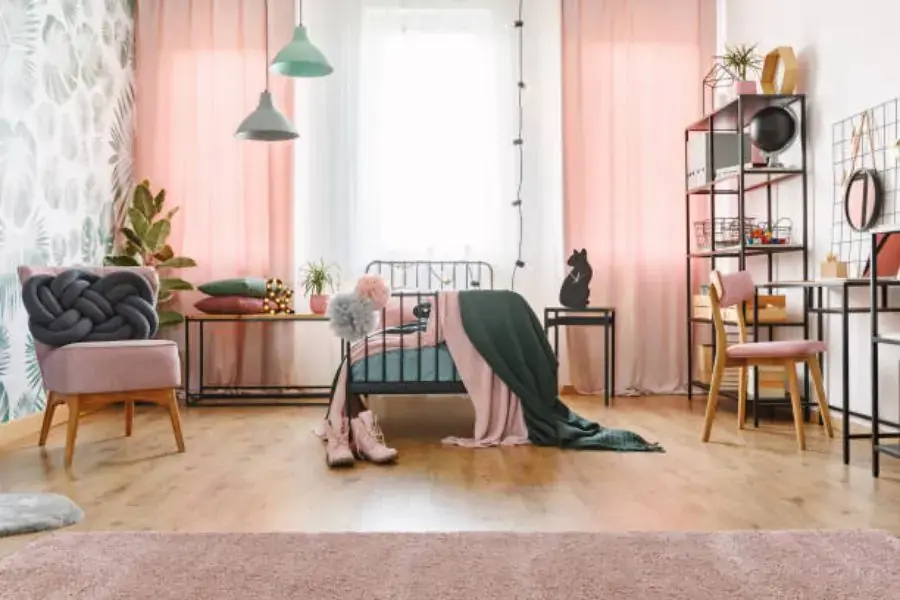 Phòng ngủ nhỏ với tone màu hồng nữ tính dịu dàng