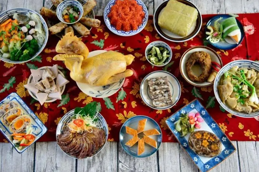 Các món ăn như: Gà luộc, Bánh chưng Hà Giang hay Nem tôm phomai được sử dụng.