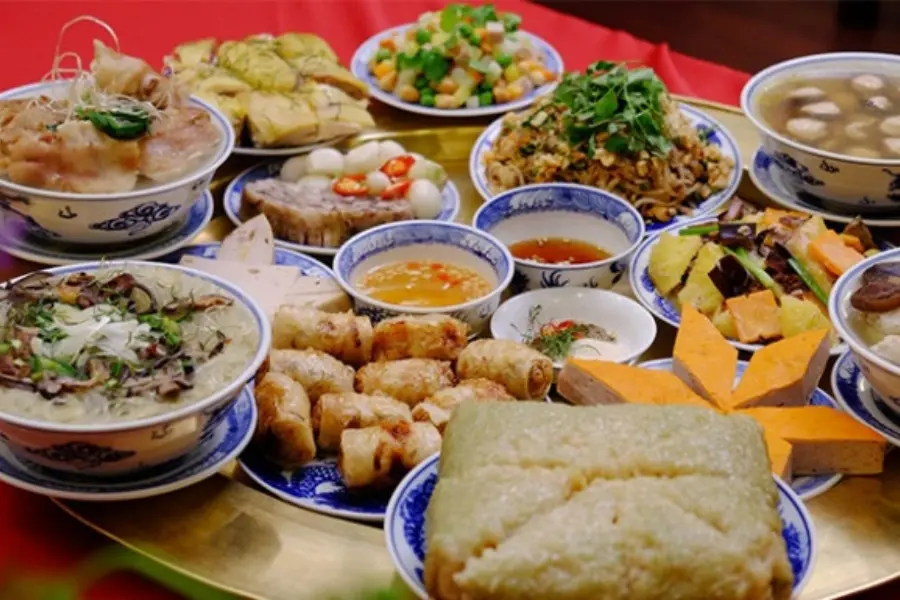 Bày trí mâm cúng Tết đầy đủ, trang trọng thể hiện lòng thành kính với tổ tiên.