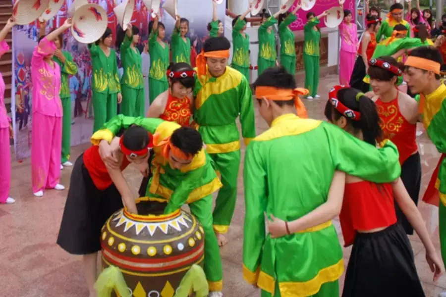 Trò chơi bắt trạch trong chum ở làng Dưng (Vĩnh Phúc).