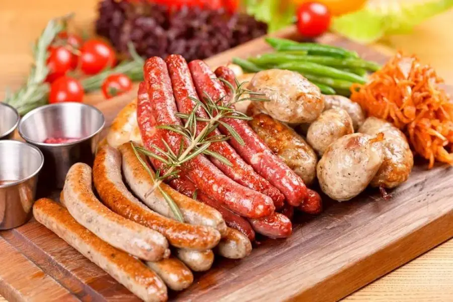 Nem chua, chả lụa, lạp xưởng và một số thực phẩm được đóng gói, chế biến sẵn luôn có chất bảo quản.