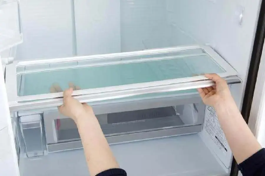 Dọn hết các khay trong tủ lạnh vừa giúp tủ nhẹ, vừa có thể vệ sinh khay để sẵn sàng lắp lại khi đến vị trí mới (Nguồn: scdn.the360.life)