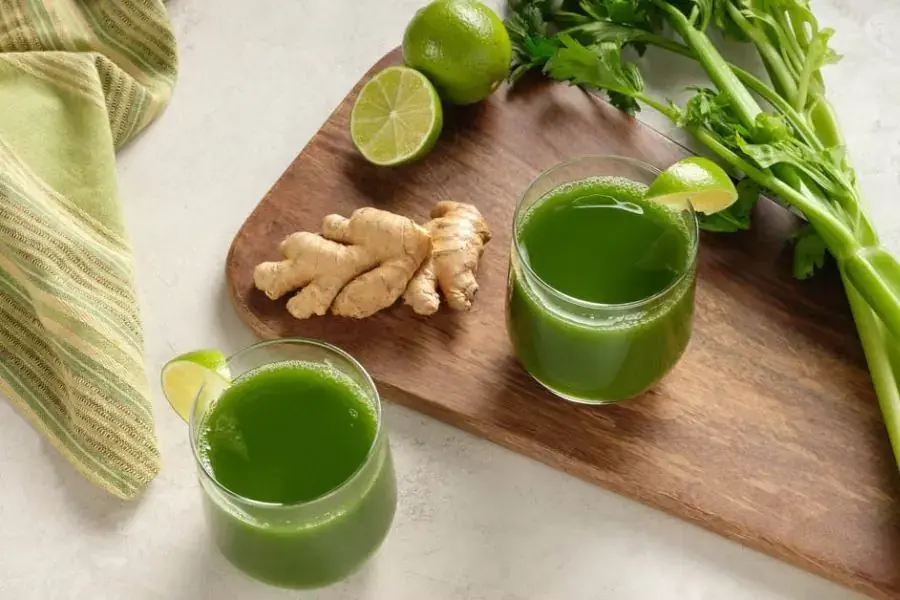 Nguy cơ bị bướu cổ cũng là một trong số những tác hại của nước ép cần tây
