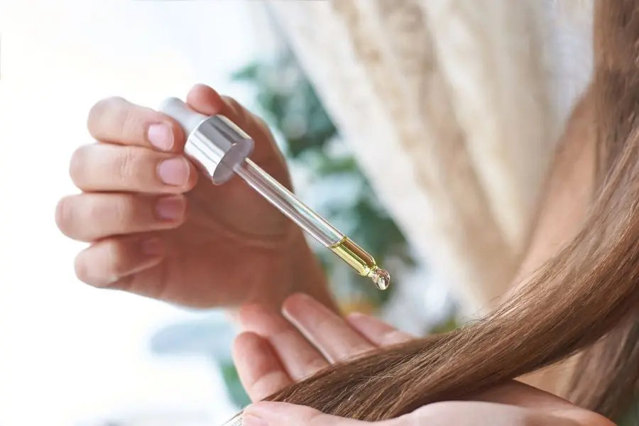 Sử dụng sản phẩm dưỡng tóc để thêm chắc khỏe, bóng mượt.