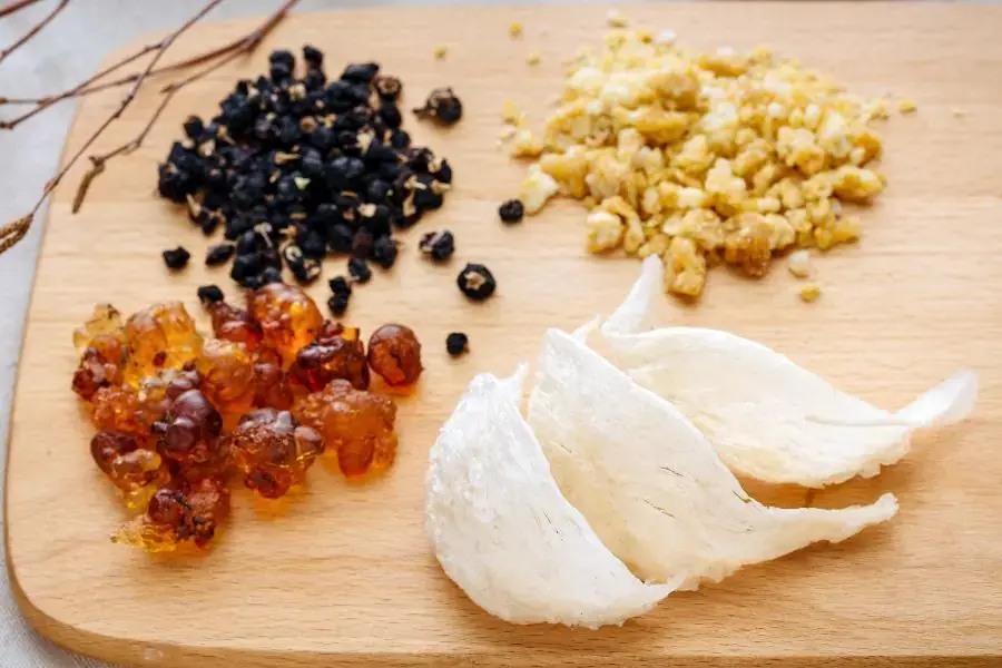 Chăm sóc sức khỏe cho mẹ bằng việc tặng mẹ yến sào để bồi bổ.
