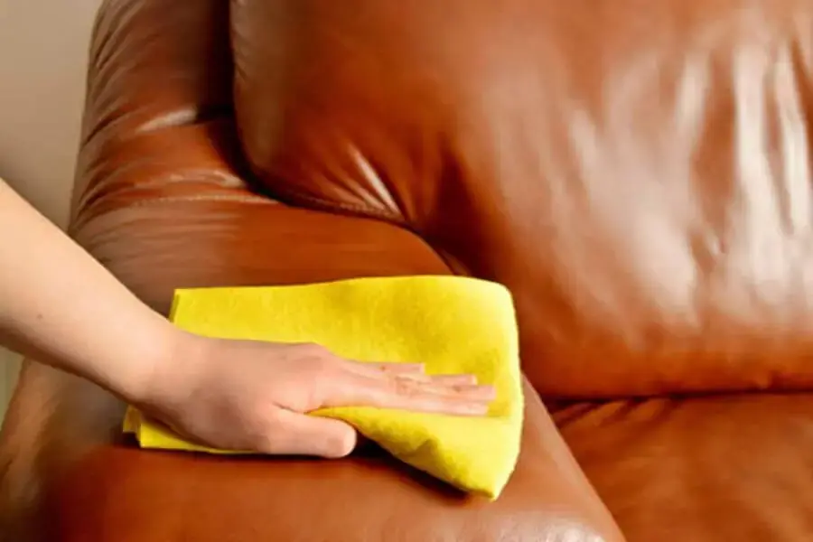 Bước cuối cùng để vệ sinh ghế sofa da là dùng khăn sạch để lau lại thật sạch (Hình ảnh: Boxx)