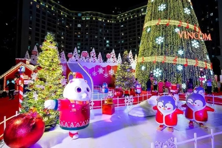 Khu vực Vincom còn trang trí phối cảnh Noel vui nhộn để mọi người vui chơi và chụp ảnh.