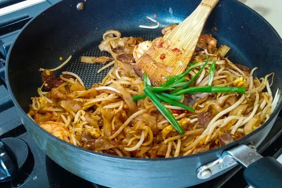Xào mì hủ tiếu đều tay