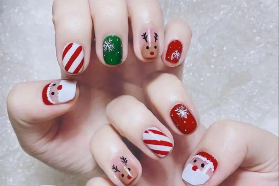 Mẫu nail đẹp Noel với sự kết hợp 3 màu chủ đạo xanh - đỏ - trắng.
