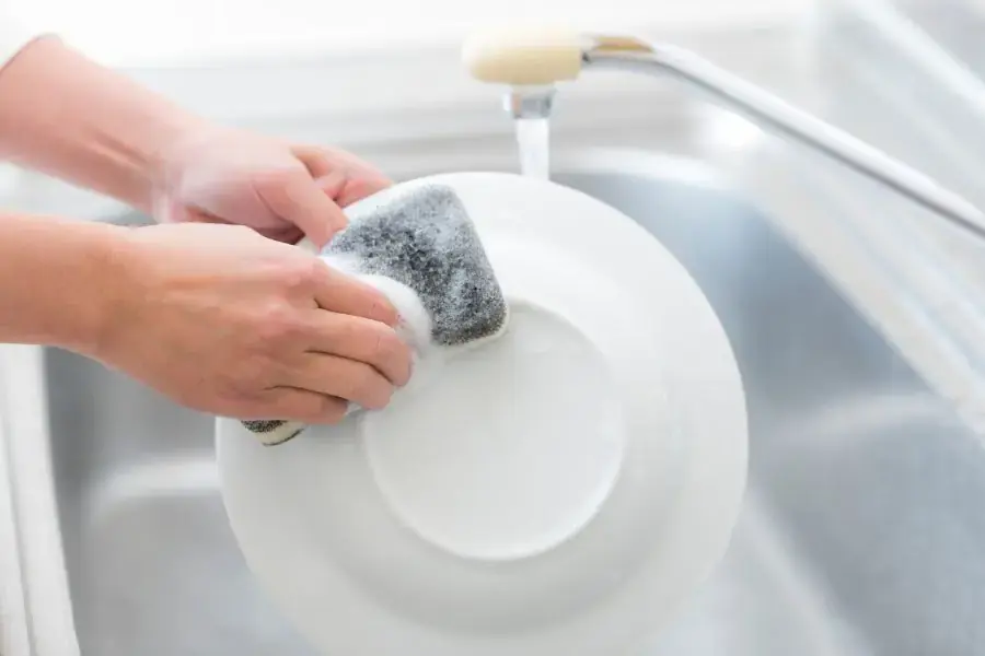 Nhiều người có thói quen chỉ rửa trong lòng bát đĩa mà không rửa bên ngoài và đáy (Ảnh: soha)