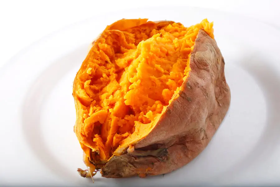 Khoai lang chứa nhiều vitamin C gấp đôi so với cà rốt.