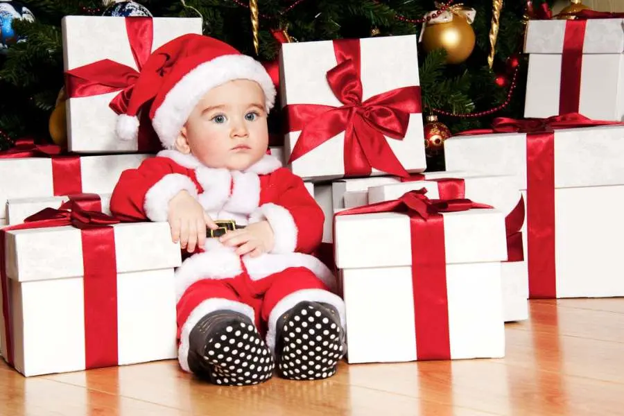 Bé trong trang phục ấm áp tạo nên những món quà độc đáo và thú vị.